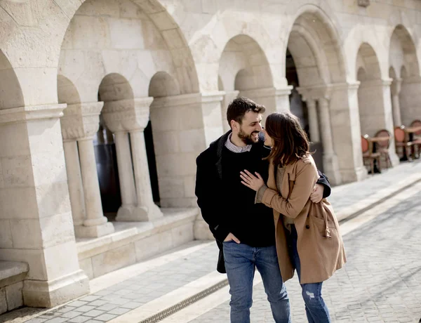 Ganska Kärleksfulla Paret Lyckligt Promenader Och Hålla Händerna Budapest Ungern — Stockfoto