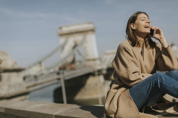 Mujer Joven Usando Teléfono Móvil Con Puente Cadena Fondo Budapest — Foto de Stock