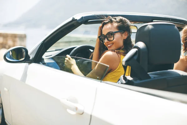 Ganska Ung Kvinna Med Solglasögon Vit Cabriolet Bil — Stockfoto