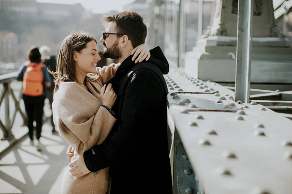 Couple Aimant Sur Chain Bridge Budapest Hongrie — Photo