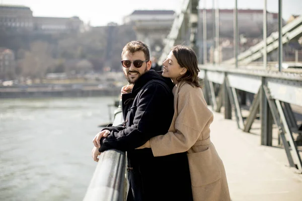 Liebespaar Auf Kettenbrücke Budapest Ungarisch — Stockfoto