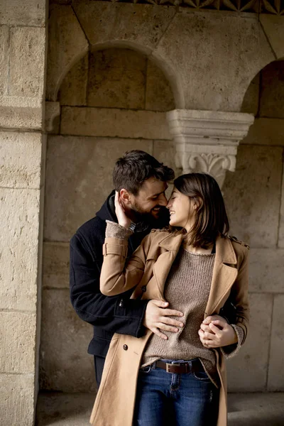 Omhelsde Verliefde Paar Het Historische Gedeelte Van Boedapest Hongarije — Stockfoto