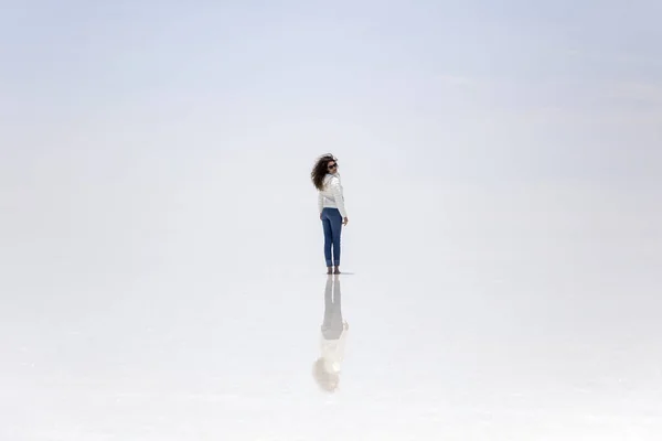 Young Woman Salar Uyuni Salt Flat Bolivia — Stock Photo, Image