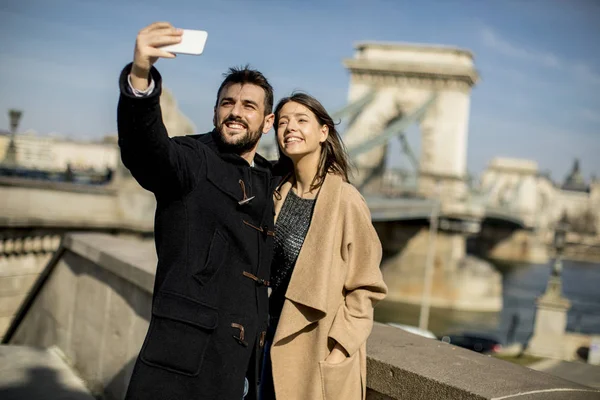 Portrett Kjærlig Par Som Tar Selfie Bymiljøer – stockfoto