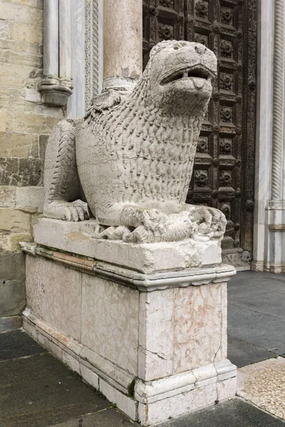 意大利帕尔马大教堂前的狮子雕像 雕像是由 Giambono Bissono 在1281年制作的 — 图库照片