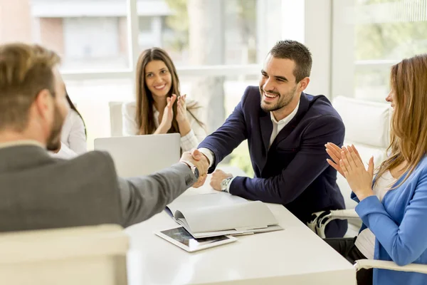 Blick Auf Geschäftsleute Beim Händeschütteln Abschluss Einer Besprechung — Stockfoto