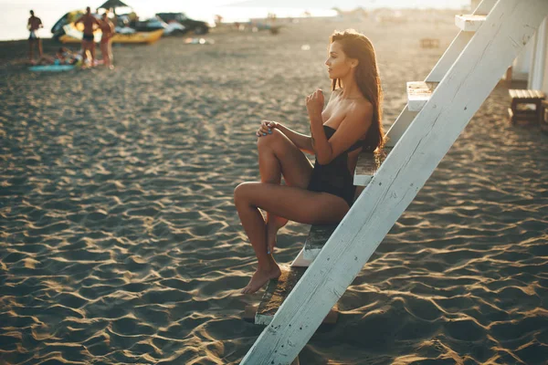 Plajda Saat Kulesi Üzerinde Oturan Güzel Yung Kadın — Stok fotoğraf