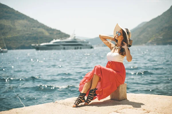 Hübsche Junge Attraktive Frau Mit Hut Posiert Sommer Meer — Stockfoto