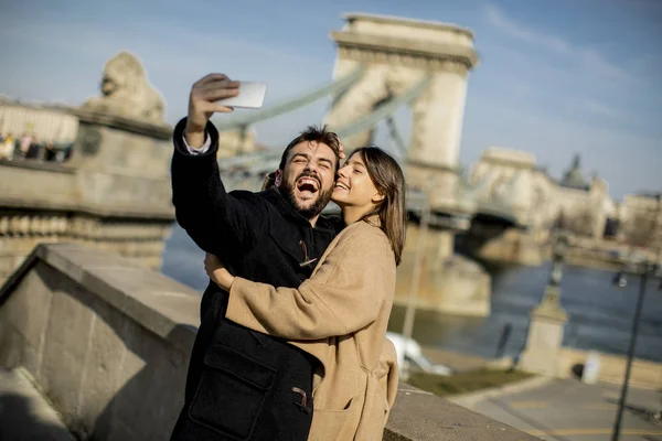 Portrait Couple Amoureux Prenant Selfie Milieu Urbain — Photo