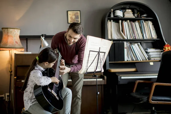 Carino Bambina Con Insegnante Chitarra Nella Stanza Casa — Foto Stock