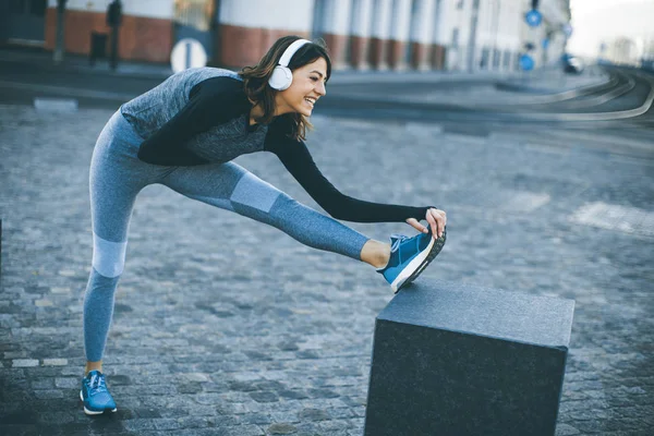 Jonge Sportvrouw Rekken Voorbereiden Voor Uitvoeren Van Buiten — Stockfoto