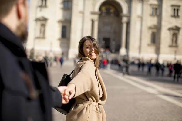 Spacer Dość Miłości Para Szczęśliwie Chodzenie Trzymając Się Ręce Budapest — Zdjęcie stockowe