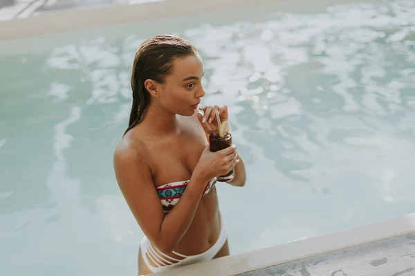 Mujer Joven Bebiendo Cóctel Piscina Caluroso Día Verano — Foto de Stock