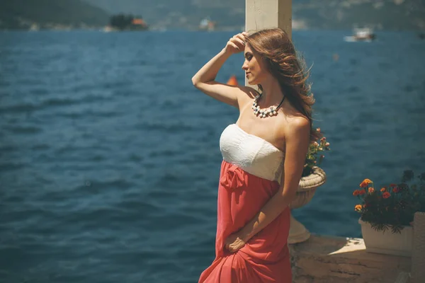年轻有魅力的女人 穿一件衣服放松在晴朗的一天在海边 — 图库照片