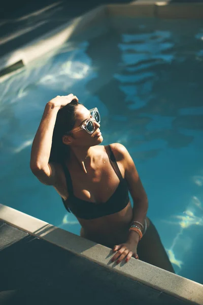 Jonge Slanke Vrouw Ontspannen Bij Zwembad Warme Zomerdag — Stockfoto