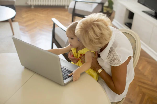 Kleines Mädchen Mit Großmutter Mit Laptop Heimischen Zimmer — Stockfoto