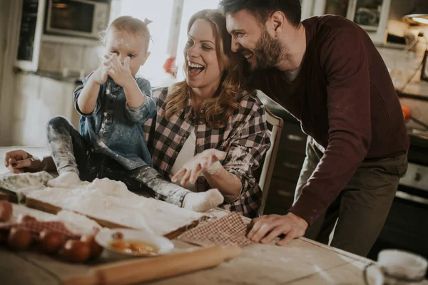 Szczęśliwa Rodzina Dokonywanie Makaron Kuchni Domu — Zdjęcie stockowe