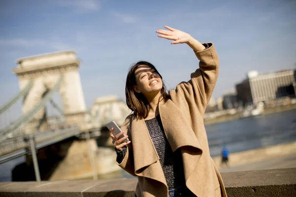 Ung Kvinna Med Mobiltelefon Med Chain Bridge Bakgrunden Budapest Ungern — Stockfoto