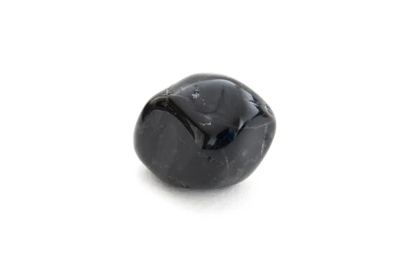 白い背景の上の単一の黒オニキス鉱物 — ストック写真
