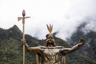 Aguas Calientes, Peru - 3 Ocak 2018: Pachacuti Aguas Calientes, Peru heykeli. Pachacuti Cusco İngiltere 9 Sapa Inca yapıldı..