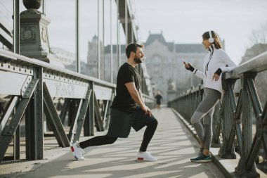 Genç yakışıklı çift eğitim kentsel çevre güneşli gün var