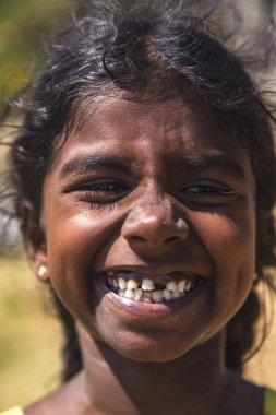 Matara, Sri Lanka - 25 Ocak 2014: tanımlanamayan kız Matara, Sri Lanka dan. 2012 verilere dayanarak, Matara %24,9 nüfusu 14 yaşından daha genç.