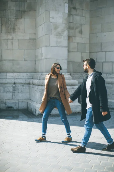 Berjalan Bersama Pasangan Yang Bahagia Berjalan Dan Bergandengan Tangan Budapest — Stok Foto