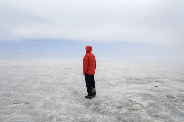 Young Man Winter Hooded Jacket Salar Uyuni Salt Flat Bolivia — Stock Photo, Image