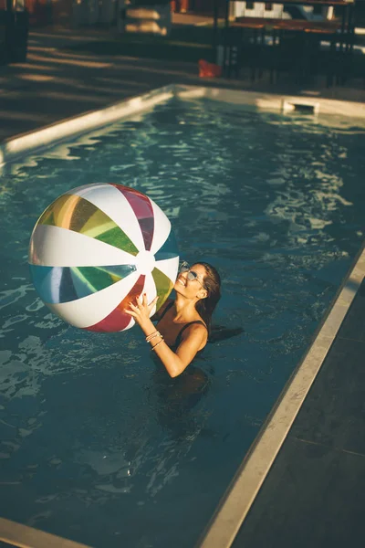 Bovenaanzicht Jonge Vrouw Met Bal Het Zwembad Een Zonnige Dag — Stockfoto