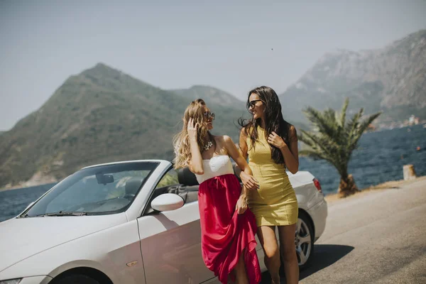 Duas Jovens Mulheres Bonitas Carro Cabriolet Branco Beira Mar — Fotografia de Stock