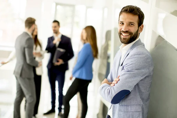 Jeune Homme Affaires Debout Dans Bureau Autres Jeunes Gens Affaires — Photo