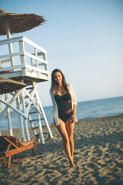 Vista Giovane Donna Posa Sulla Spiaggia Dalla Torre Osservazione Bagnino — Foto Stock