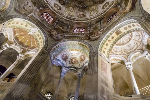 意大利拉文纳 2018年2月16日 意大利拉文纳圣维塔利大教堂的内部细节 它是早期基督教拜占庭艺术和建筑的最重要的例子之一 — 图库照片