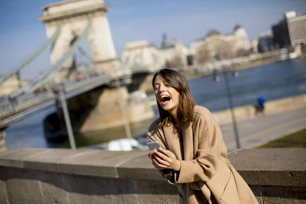 Junge Frau Hält Handy Mit Kettenbrücke Hintergrund Budapest Ungarn — Stockfoto