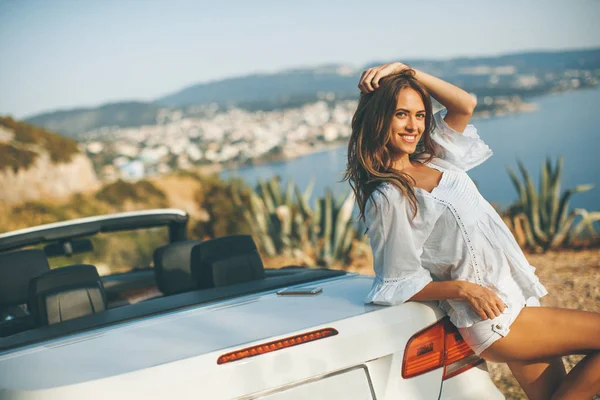 Όμορφη Νεαρή Γυναίκα Λευκό Καμπριολέ Αυτοκίνητο Στην Παραλία — Φωτογραφία Αρχείου
