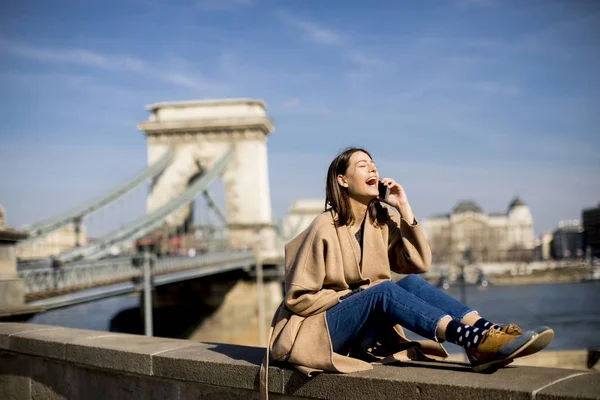 Ung Kvinna Med Mobiltelefon Med Chain Bridge Bakgrunden Budapest Ungern — Stockfoto