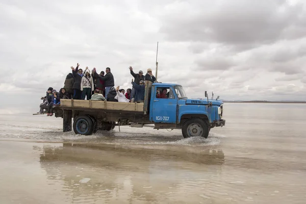 Salar Uyuni Bolivia Januari 2018 Niet Geïdentificeerde Mensen Vrachtwagen Bij — Stockfoto