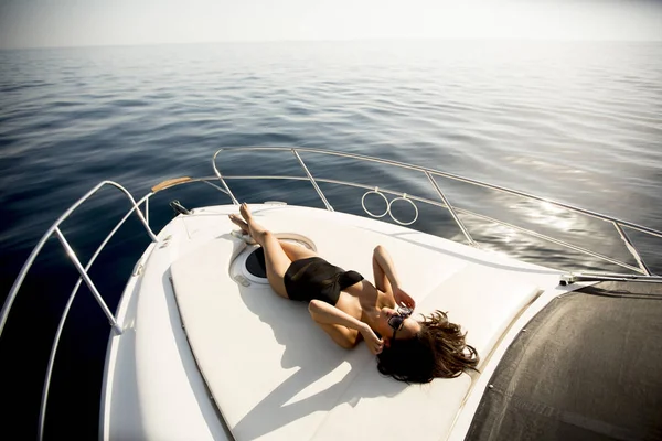 Vista Mujer Joven Atractiva Posa Yate Lujo Flotando Mar — Foto de Stock