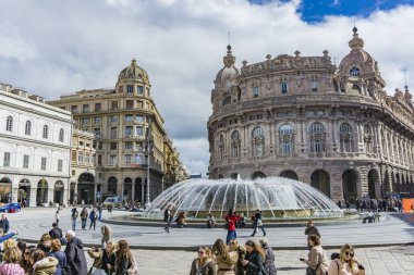 Genoa, İtalya - 9 Mart 2018: Cenova, İtalya Piazza de Ferrari kimliği belirsiz kişi. Piazza De Ferrari Cenova ana kare olduğunu.
