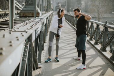 Genç yakışıklı çift eğitim kentsel çevre güneşli gün var