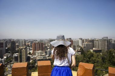 Santiago de Chile Santa Lucia tepeden arayan genç kadın