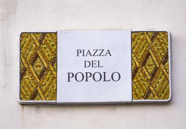 ラヴェンナ イタリアからの建物の装飾的なストリート サイン — ストック写真