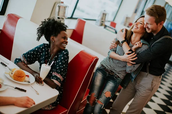 Groep Van Jonge Multiraciale Vrienden Genieten Van Het Diner — Stockfoto