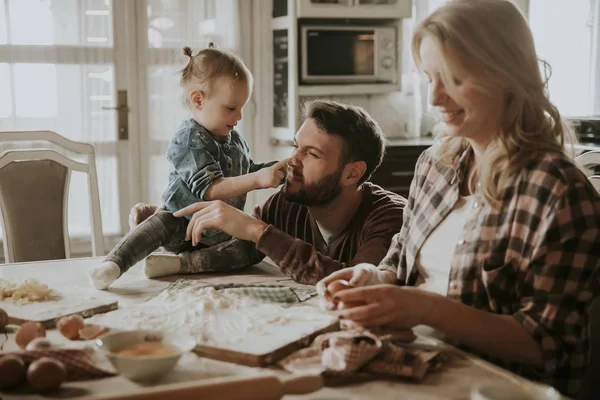 Familia Feliz Haciendo Pasta Cocina Casa — Foto de Stock