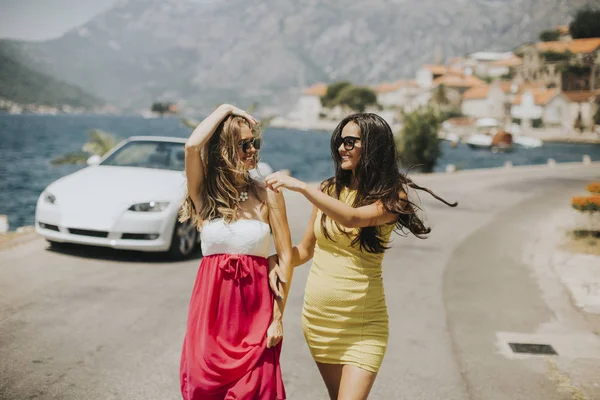 Two Pretty Young Women White Cabriolet Car Seaside — Stock Photo, Image