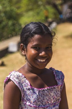 Matara, Sri Lanka - 25 Ocak 2014: tanımlanamayan kız Matara, Sri Lanka dan. 2012 verilere dayanarak, Matara %24,9 nüfusu 14 yaşından daha genç.