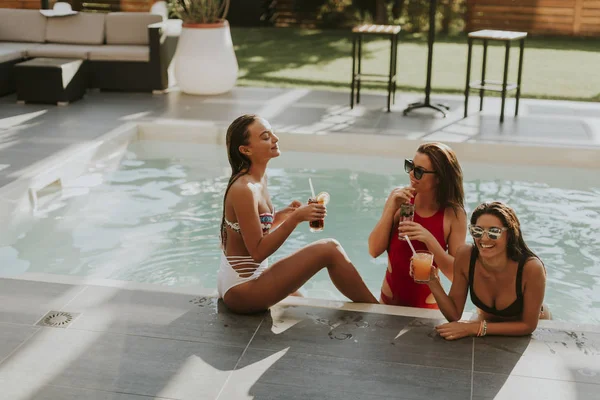 Mujeres Jóvenes Que Beben Cócteles Divierten Piscina Caluroso Día Verano —  Fotos de Stock