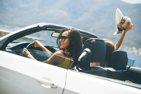 Twee Gelukkige Vrienden Witte Cabriolet Auto Rijden Overal Zoek Naar — Stockfoto