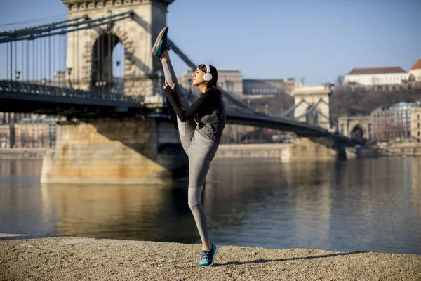 Frau Sportbekleidung Streckt Sich Auf Der Donau Promenade Budapest Ungarn — Stockfoto