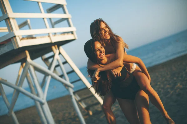 Όμορφη Νεαρή Γυναίκες Έχοντας Διασκέδαση Στην Παραλία Καλοκαίρι — Φωτογραφία Αρχείου